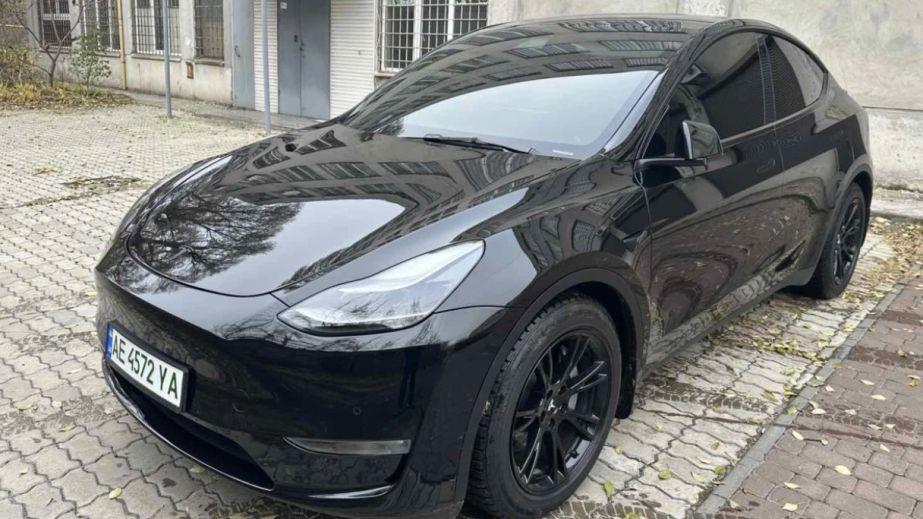 У автомобілі Tesla біля ТРЦ "Караван" помітили незвичайний метод управління кліматом (ФОТО).