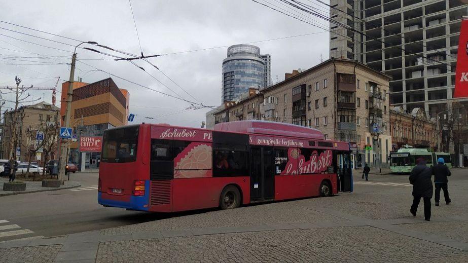 In Dnipro, a conductor turned busker held a concert inside a trolleybus (VIDEO).