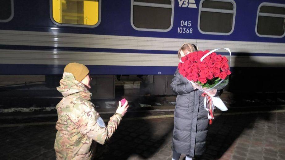 На вокзалі Кривого Рогу військовий зробив пропозицію своїй коханій.