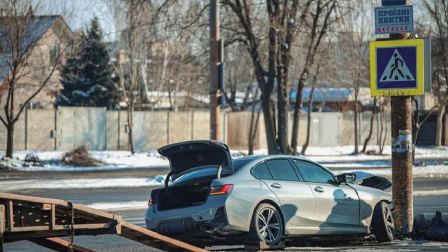 У Дніпрі на Янтарній водій BMW на великій швидкості в'їхав у стовп (ФОТО, ВІДЕО)