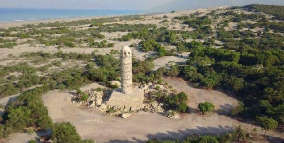 After standing for thousands of years, builders have restored the ancient lighthouse of Emperor Nero. (Photo included)