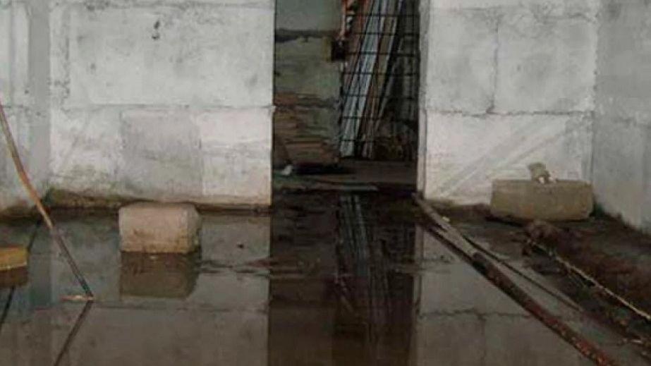 In Kryvyi Rih, a burst pipe is flooding an entire building while the owner is abroad (VIDEO).